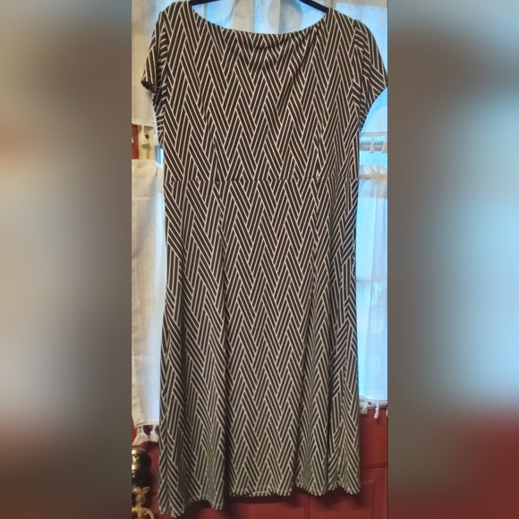 Ann Taylor Black and White Geometric Midi Dress - Picture 3 of 3